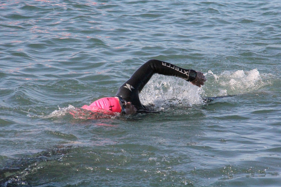 Triathlet durchschwimmt den Brombachsee