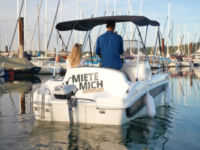 E-Boot cruisen im Hafen