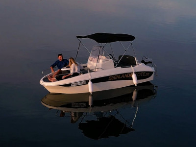 Gemütliche Sitzecke im Boot