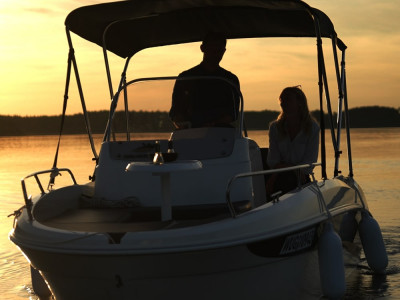 Elektroboote cruisen am Brombachsee